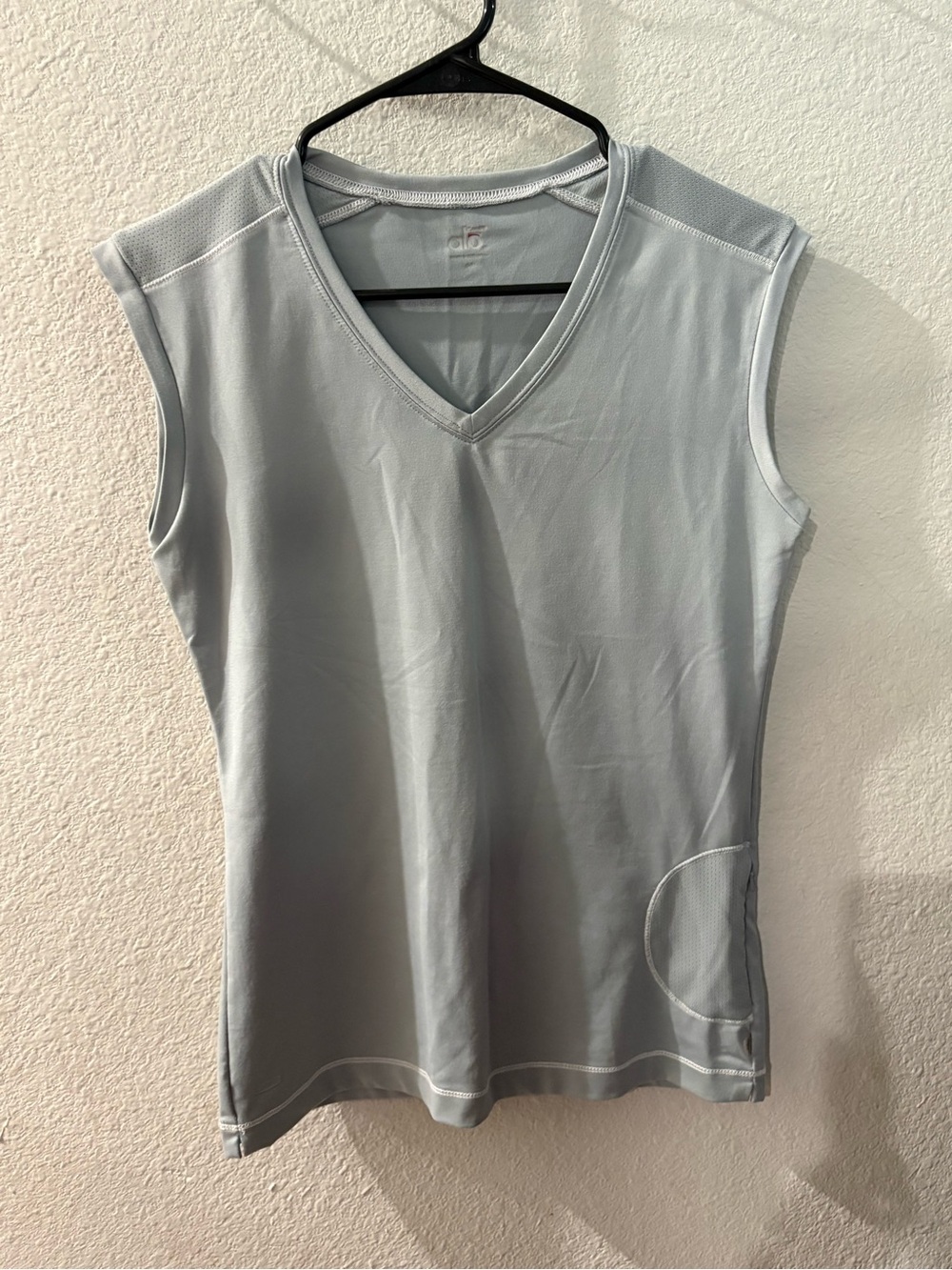 ALO Yoga Light Gray V-Neck Sleeveless Tank Top